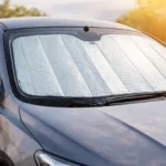Protetor solar automotivo instalado no para-brisa protegendo o interior do carro do calor