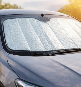 Protetor solar automotivo instalado no para-brisa protegendo o interior do carro do calor